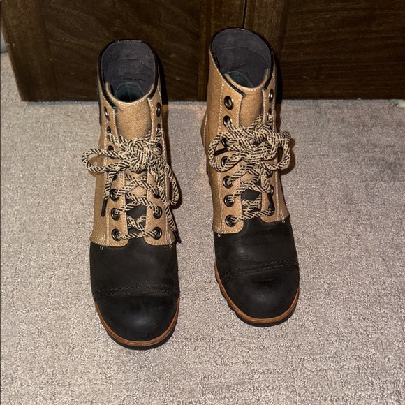 Sorel Shoes - Sorel Two Toned Lace Up Boots Women’s Size 9.5 Winter Brown/Black Good Condition